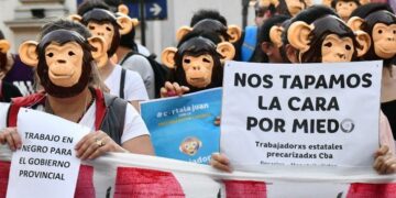 Estatales marchan para exigir mejores condiciones laborales