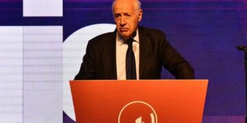 Lavagna convocó a “superar la grieta”