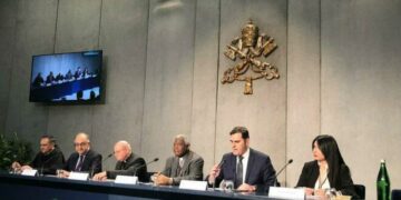 Convoca a una reunión internacional para discutir un pacto económico