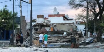 Investigan las causas de la explosión en la pizzería Santorini