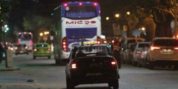 Buscan a un remisero que baleó en la cabeza a un joven