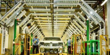 Renault reduce su actividad a sólo un turno por la mañana