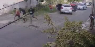 Espantó a unos ladrones mediante su bocina con sonidos de disparos