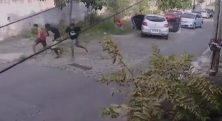 Espantó a unos ladrones mediante su bocina con sonidos de disparos