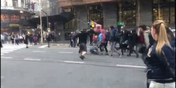 Atacaron a dos periodistas en la manifestación frente a la Embajada Chilena
