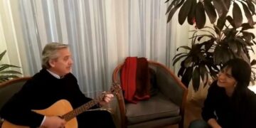 De la Sota cantó “Solo se trata de vivir” junto a Fernández