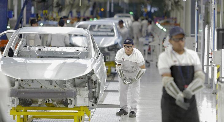 La producción de autos lleva 14 meses seguidos de caída