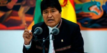 Morales llamó a la oposición a un diálogo y pidió la intervención de la FFAA