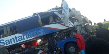 Cinco muertos tras el choque entre un camión y un colectivo