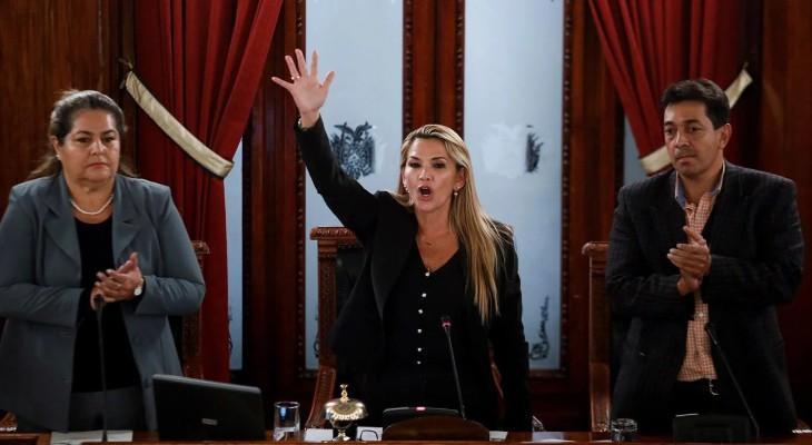 Añez se autoproclamó presidenta de Bolivia