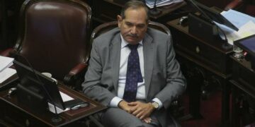 Presionado por el peronismo, Alperovich se apartó del cargo