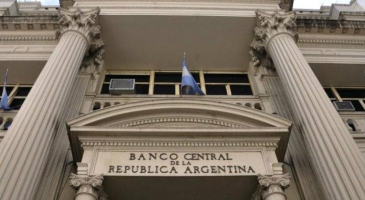Limitan el acceso a dólares para los argentinos que viajen al exterior