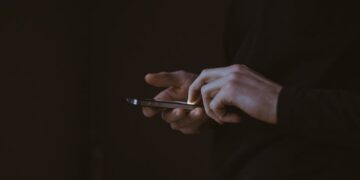 Llevó a reparar su teléfono celular y lo detuvieron por abusador