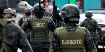 Tres policías mueren y continúa el toque de queda en Colombia