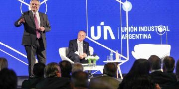 En la UIA, Fernández dijo que «todos tienen que aportar y resignar algo»