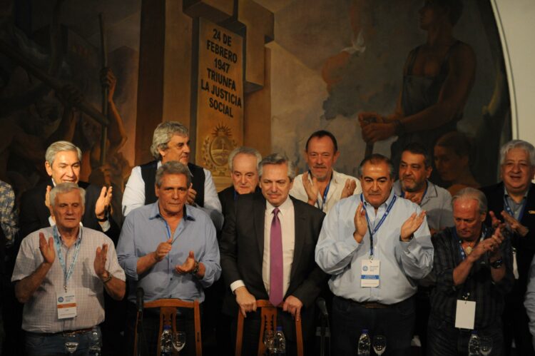 Fernández comprometió a los líderes sindicales en su pacto social