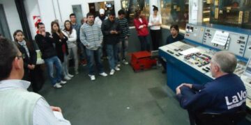 Trabajadores de La Voz paran por despidos masivos