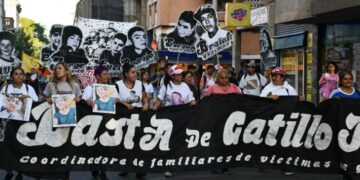 Masiva marcha de la gorra contra el gatillo fácil