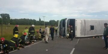 Trágico vuelco de un colectivo que llevaba estudiantes a la costa