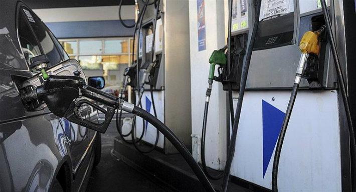 El Gobierno oficializó la suba de impuestos a los combustibles