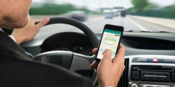 La mitad de los conductores utiliza Whatsapp al manejar