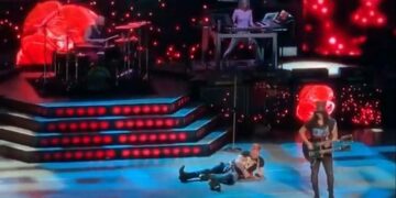 Axl Rose se resbaló y cayó en pleno recital