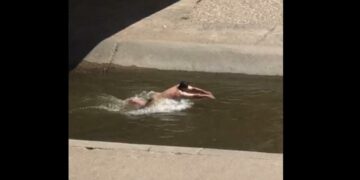 Se bañó desnudo en el Río Suquía, en pleno centro de Córdoba