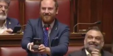 Italia: un diputado le pidió casamiento a su novia en medio de una sesión