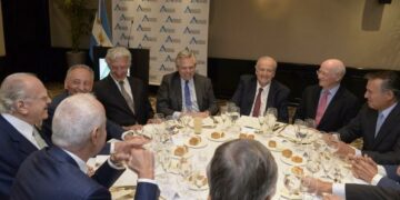 Fernández les solicitó un “esfuerzo” a los empresarios