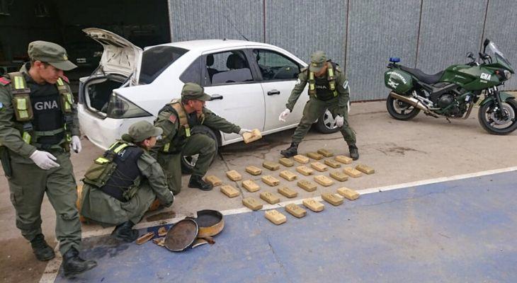 James Craik: Gendarmería secuestró 30 kilos de cocaína ocultos en un auto