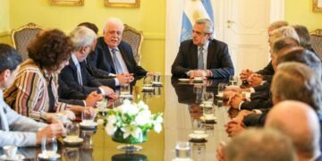 El Gobierno acordó una baja de 8% en los medicamentos