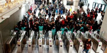 Francia se paraliza ante el paro contra una reforma jubilatoria