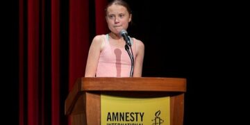 La activista Greta Thunberg llegó por sorpresa a la Cumbre del Clima