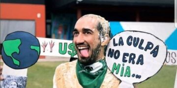 Universitario festejó su graduación disfrazado de víctima de femicidio