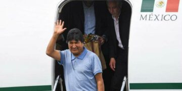 Evo Morales llegó a Argentina y el Gobierno le otorgó asilo político