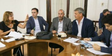 Crearán nuevos cargos fijos en las boletas del agua y la energía