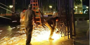 Comenzaron a retirar las rejas de Plaza de Mayo