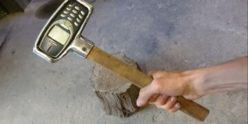 Fabricó un martillo con un teléfono celular Nokia 3310