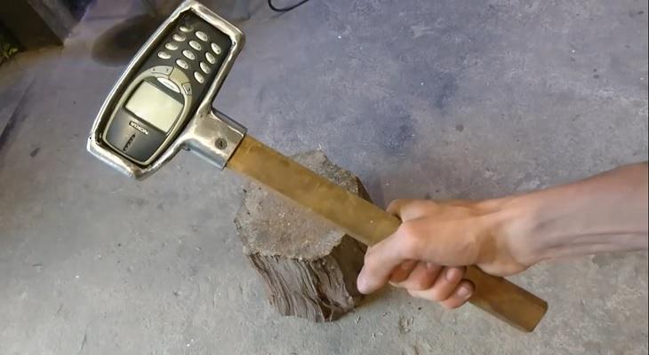 Fabricó un martillo con un teléfono celular Nokia 3310