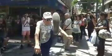 A todo ritmo. Espectacular baile de dos abuelos en la peatonal cordobesa
