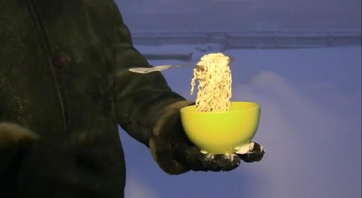 Así se congela una sopa de fideos al instante, en el frío invierno ruso