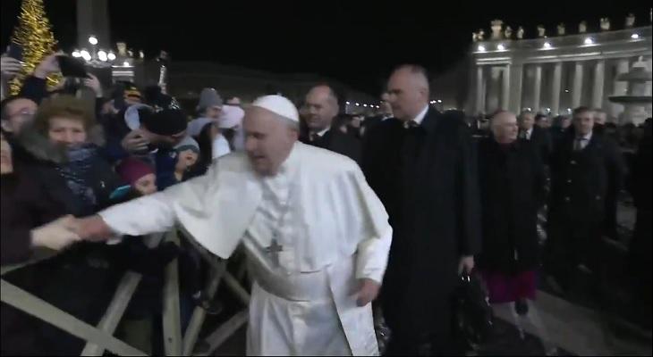 El papa Francisco le pegó en la mano a una mujer que lo tironeaba
