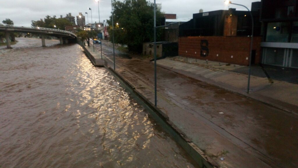 Evacuados, ríos crecidos y caminos cerrados por las lluvias en Córdoba