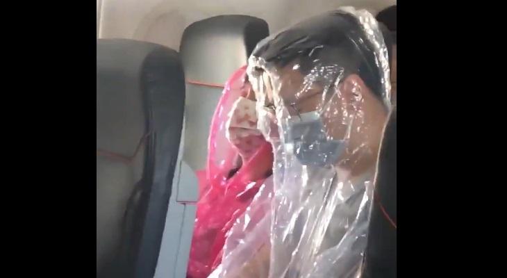 Coronavirus: una pareja se “plastifico” para viajar en avión