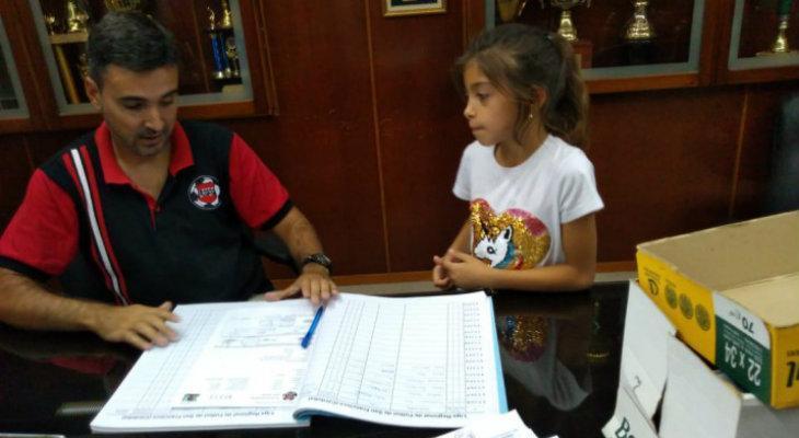Martina, la primera niña en jugar un partido oficial en la Liga Regional de fútbol