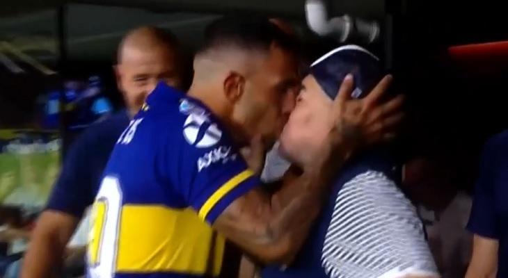 Así fue el afectuoso “piquito” entre Tévez y Maradona