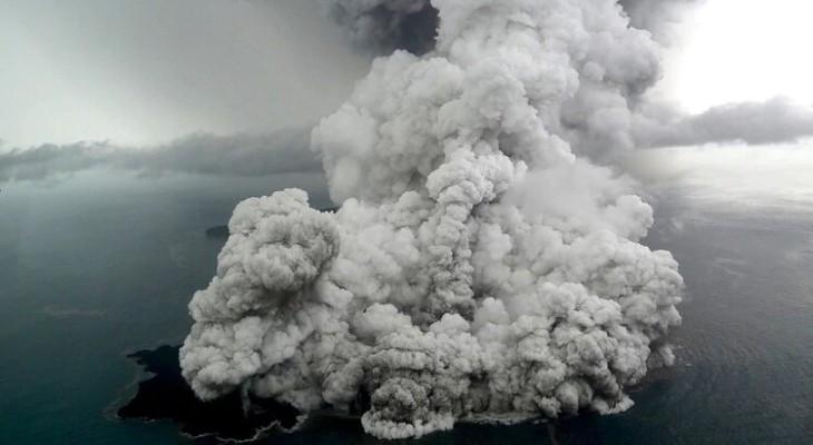 El volcán Krakatoa erupcionó y puso en actividad a otros 15