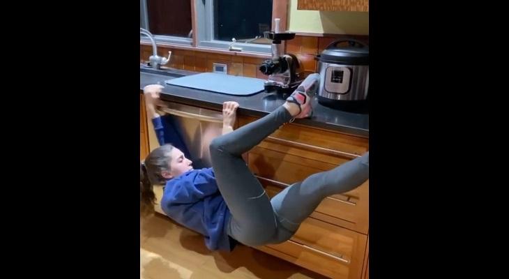 Cuarentena: se filmó mientras escalaba los muebles de su cocina