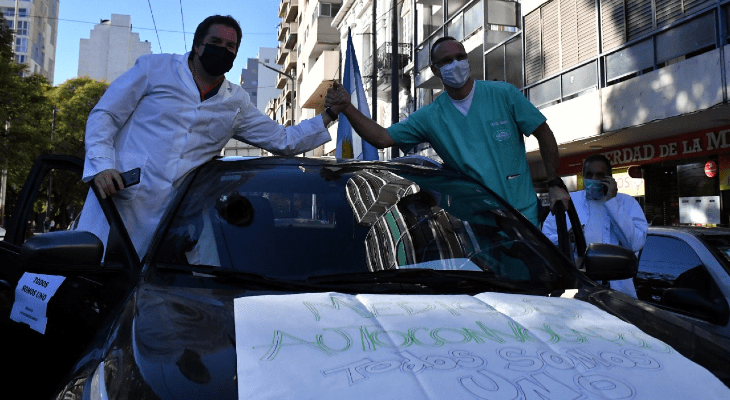 Masiva marcha de médicos por la imputación de dos colegas Masiva marcha de médicos por la imputación de dos colegas