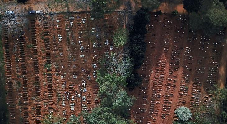 Impactante: cavan centenares de fosas en el cementerio más grande de Brasil